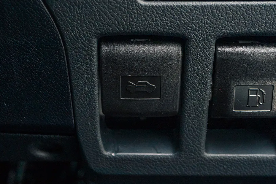 Toyota Fortuner Bonnet Release Lever