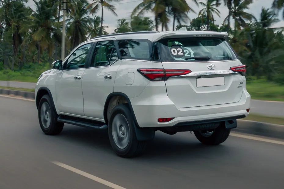 Toyota Fortuner Driving: Rear Left Three Quarter View