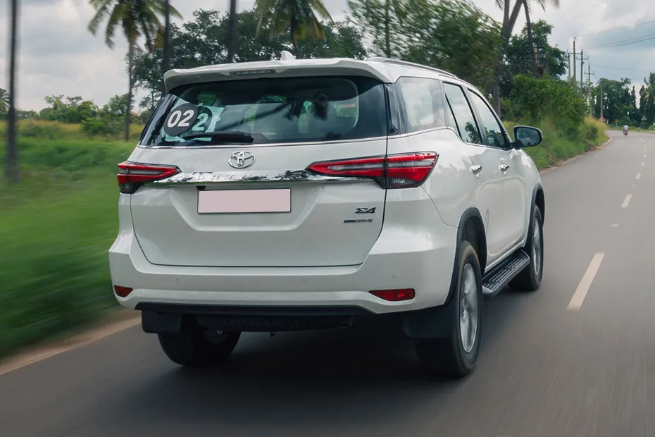Toyota Fortuner Driving: Rear Right Three Quarter View