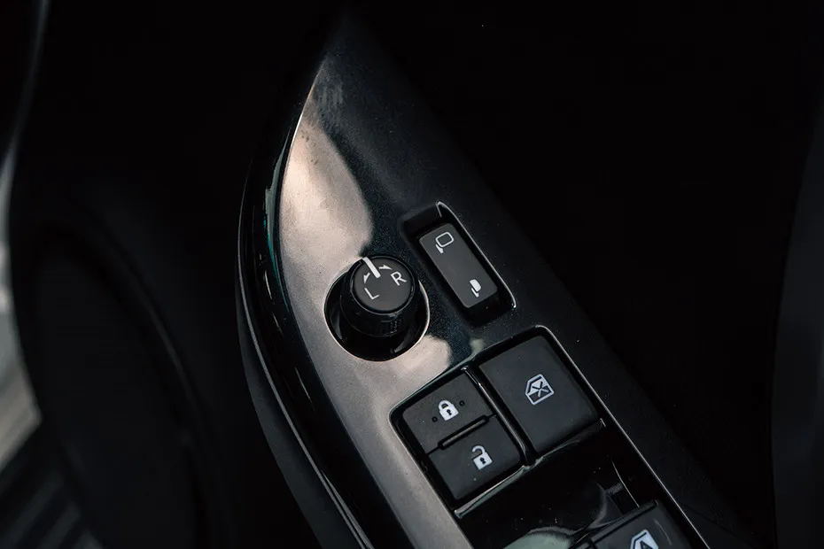 Toyota Fortuner Mirror Adjustment Controls