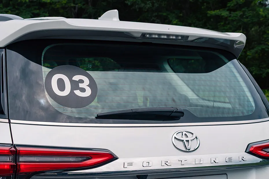 Toyota Fortuner Rear Windshield