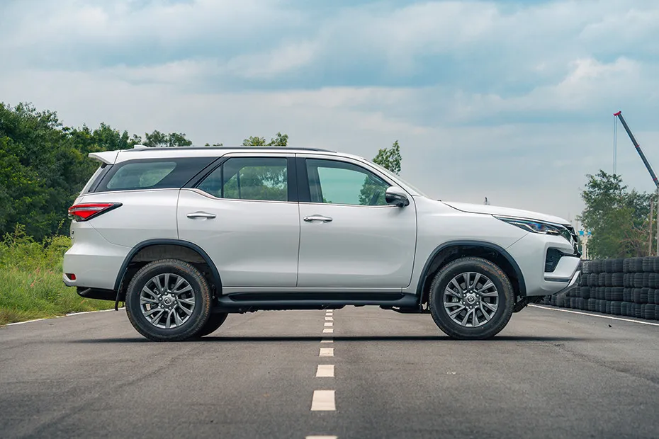 Toyota Fortuner Side Profile View (Right)