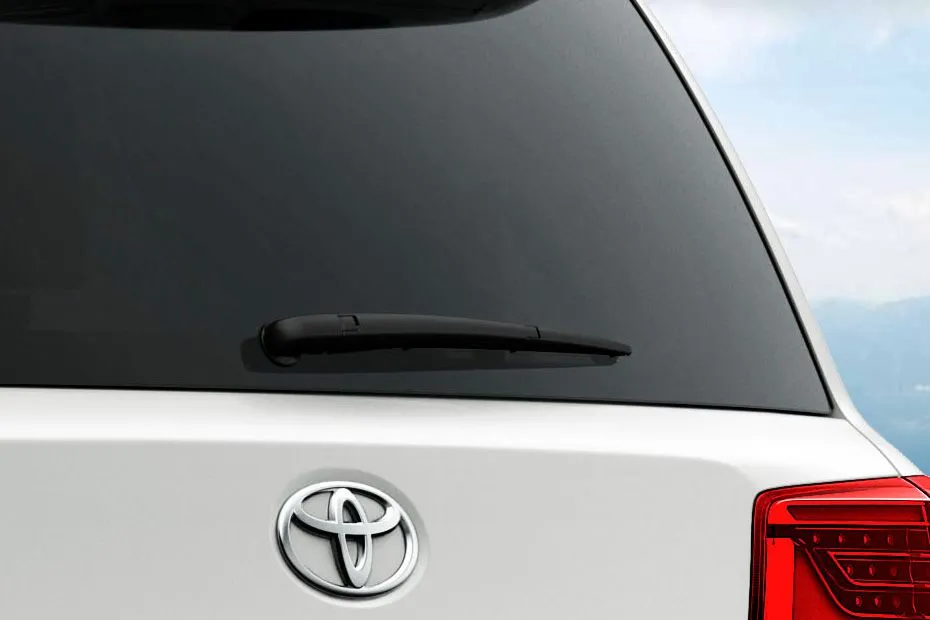 Toyota Land Cruiser 200 Enabling clear visibility, Toyota has fitted the Land Cruiser with rear wiper and defogger.