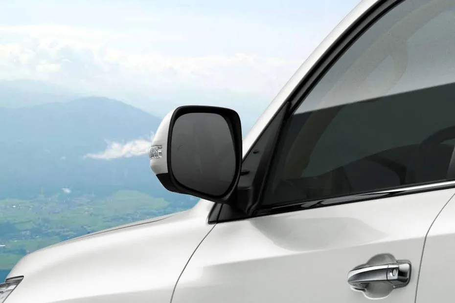 Toyota Land Cruiser 200 The outer rear view mirror on the Land Cruiser is electric with heater, memory, camera and electrochromatic feature.