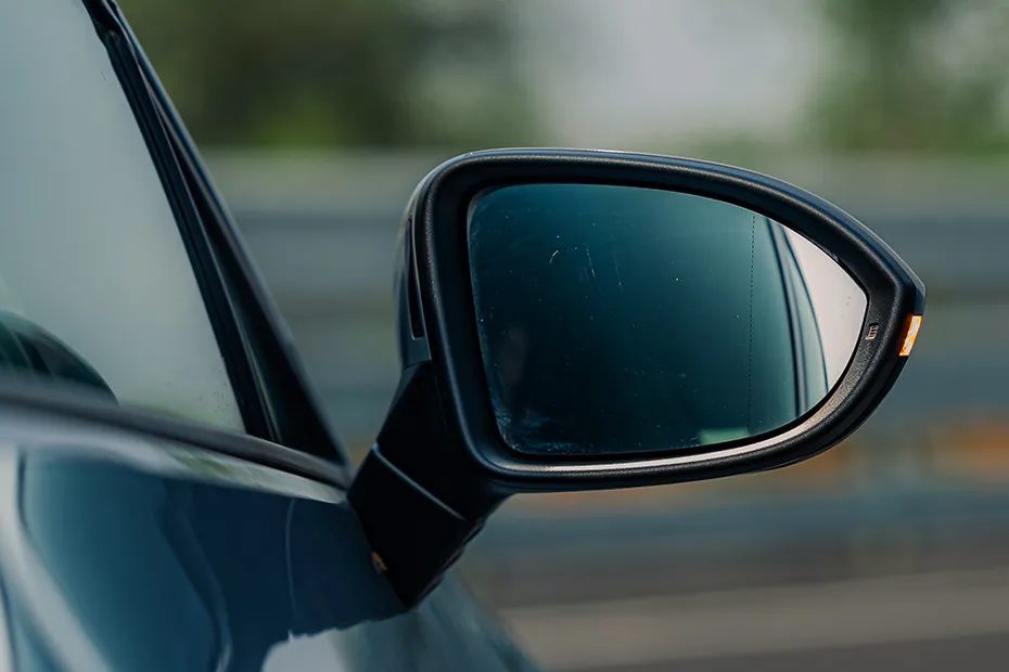 Volkswagen Golf GTI Side Mirror (Glass)