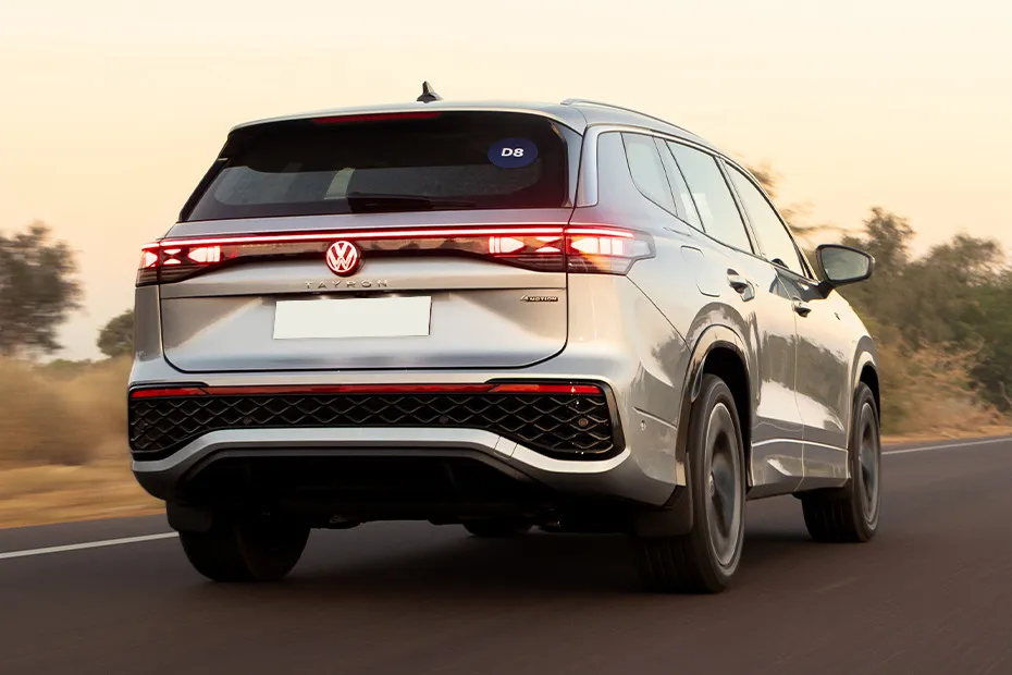Volkswagen Tayron R-Line Driving: Rear Right Three Quarter View