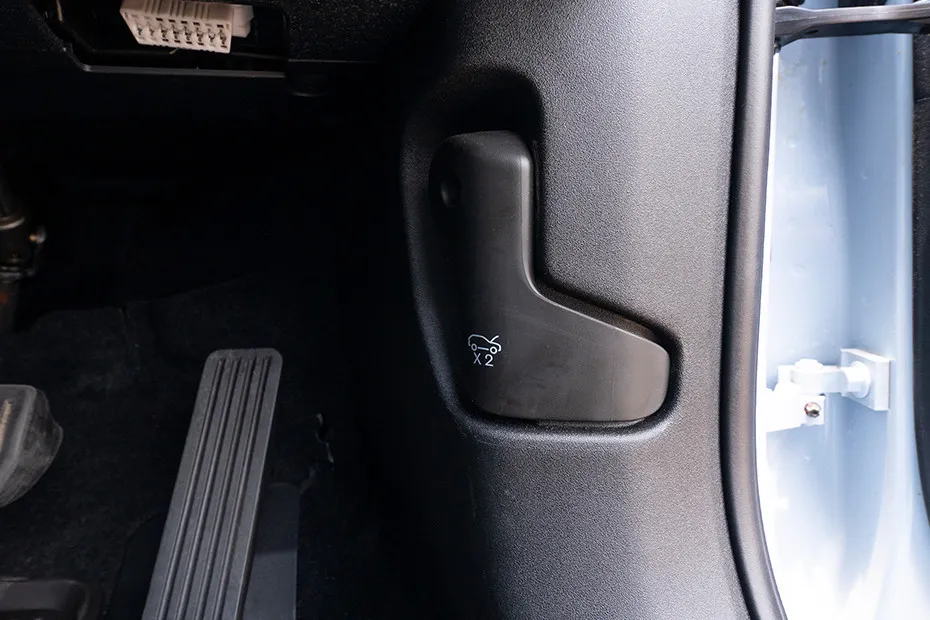 Volvo EX30 Bonnet Release Lever