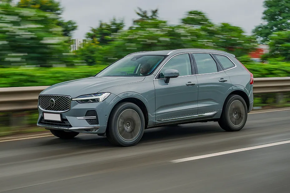 Volvo XC60 Driving: Front Left Quarter View