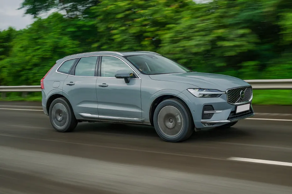 Volvo XC60 Driving: Front Right Quarter View