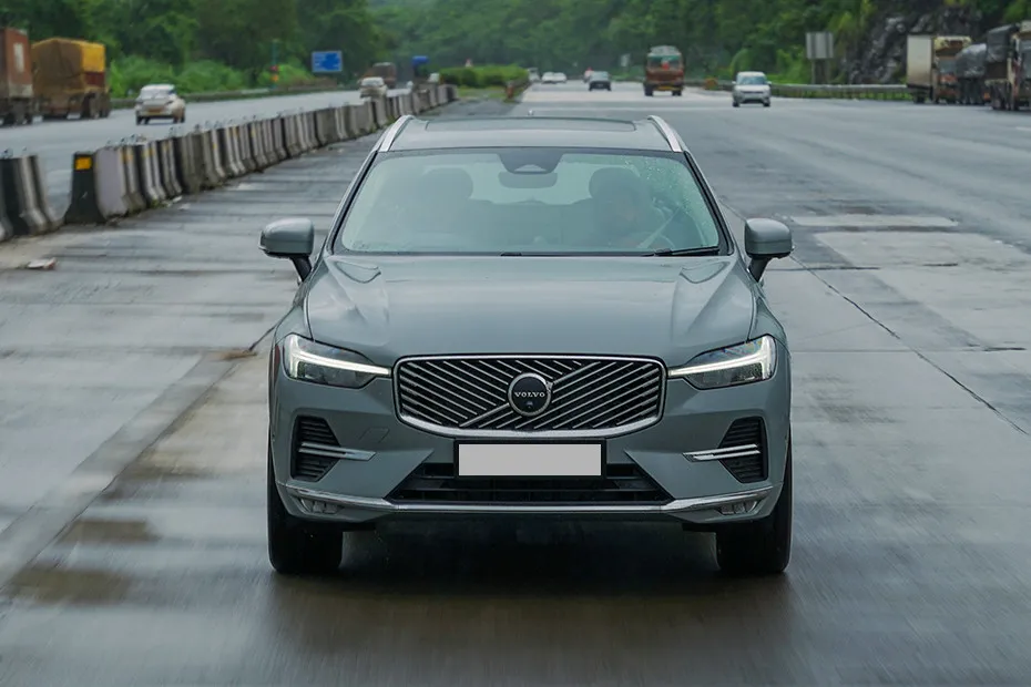 Volvo XC60 Driving: Front View