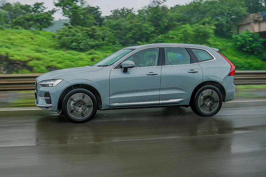 Volvo XC60 Driving: Side Profile (Left) View