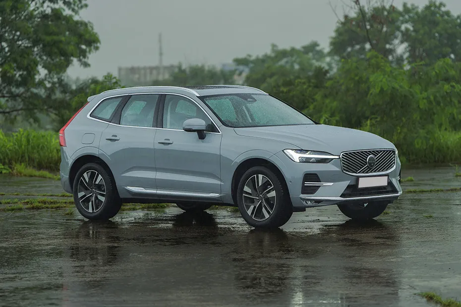 Volvo XC60 Front Right Quarter View