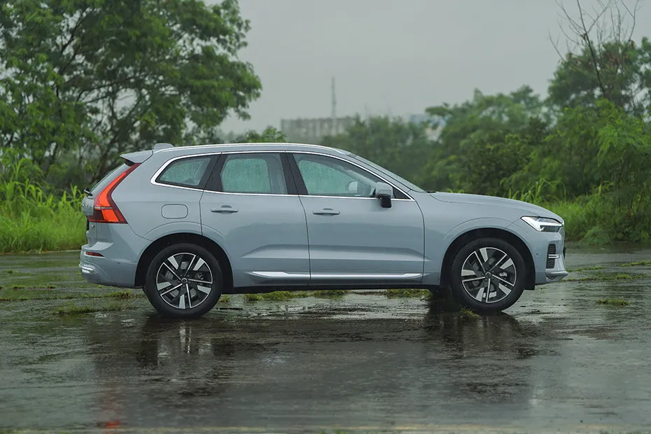 Volvo XC60 Side Profile View (Right)