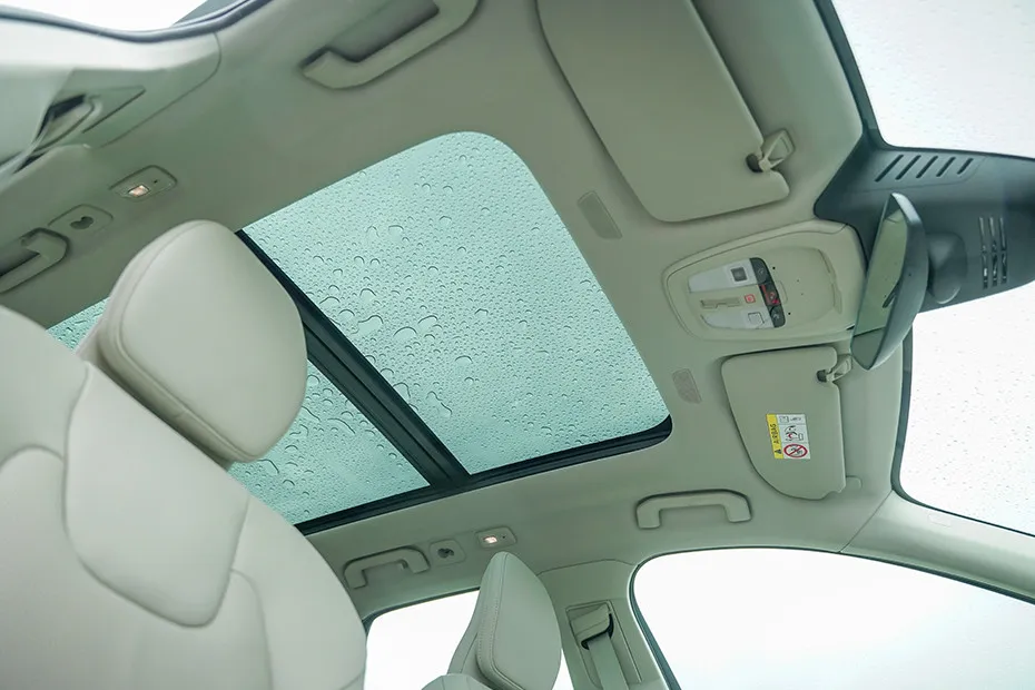 Volvo XC60 Sunroof (Inside View)