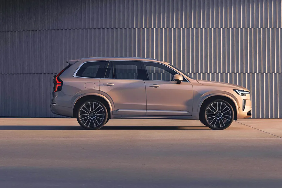 Volvo XC90 Side View (Right)
