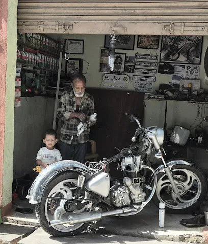 Garage 1973 ( Enfield & Engine's Work )