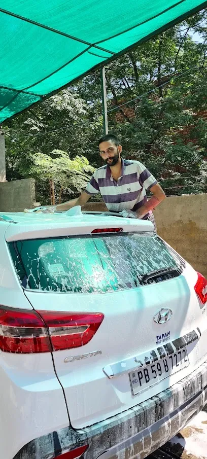 Man mechanic car wash