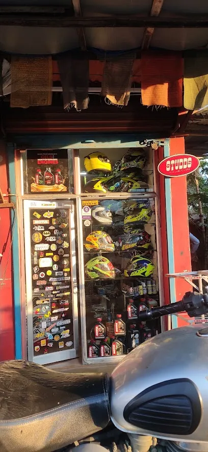 Helmet garage