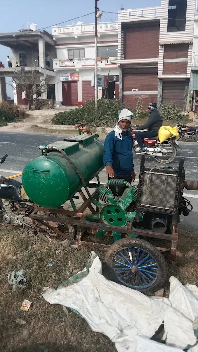 राजकुमार सिंह पंचर की दुकान खुली हुई है
