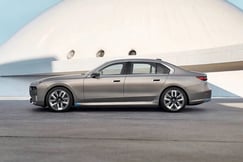 BMW i7 Side Profile View (Left)