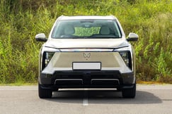 Mahindra XEV 9S Front View